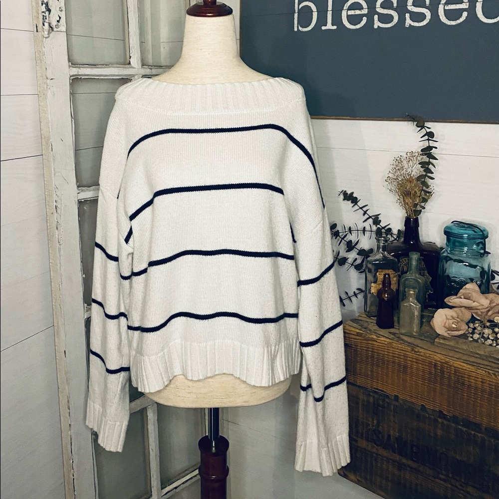 Black stripe sweater {Cute} ♥️